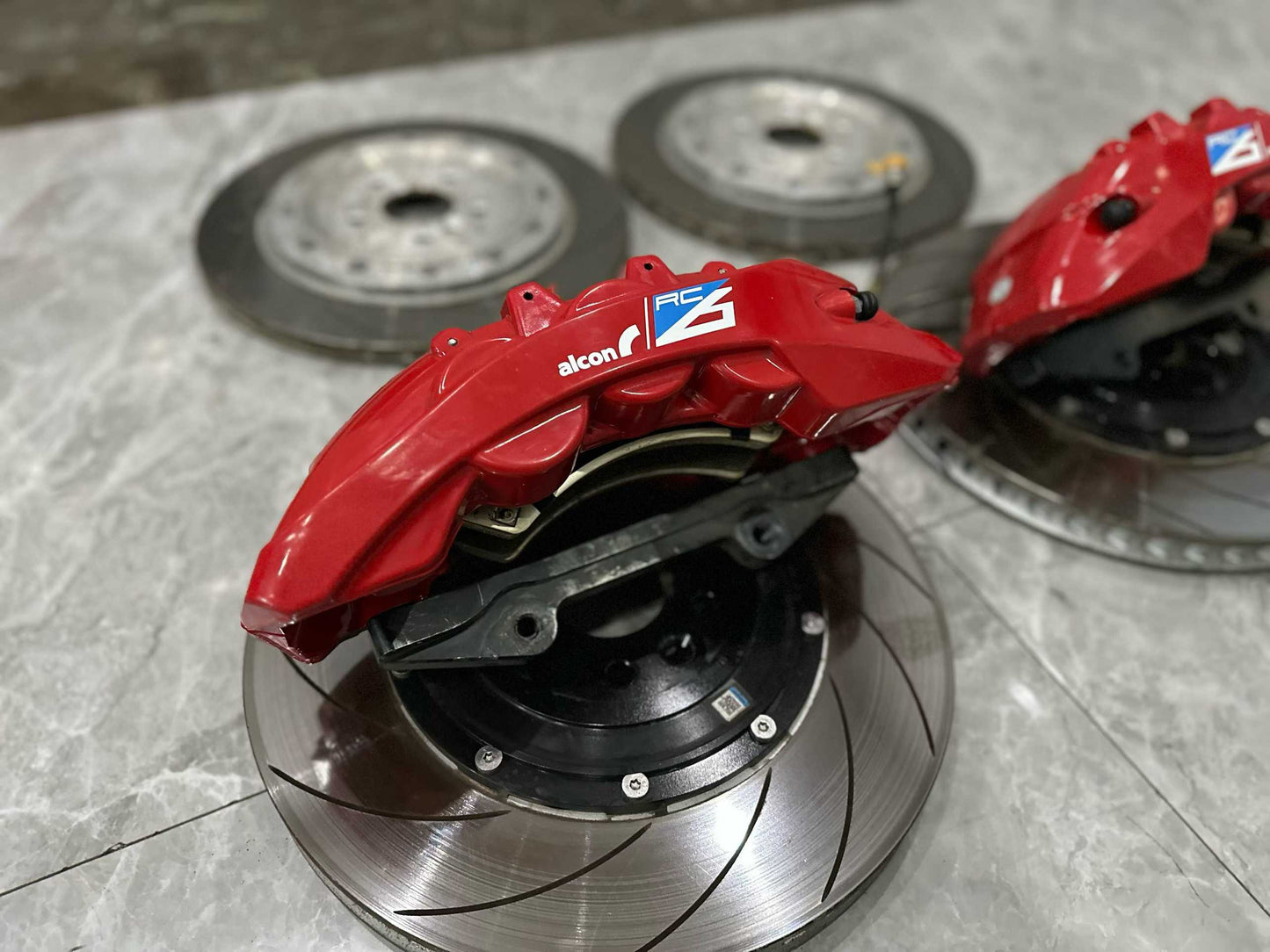 🇬🇧 Alcon RC6 Brake Kit - 6-Piston Forged Calipers - w/ CZV High-Performance Rotors - Pre-owned