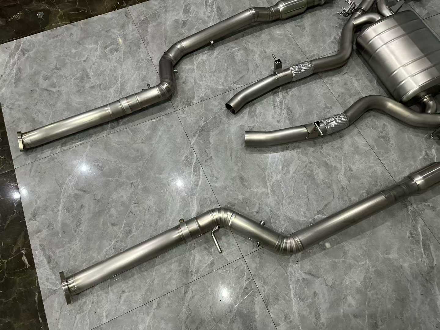BMW X4M (F98) LCI Akrapovič Titanium Evolution Line Exhaust w/ Carbon Fiber Tips - Pre-owned